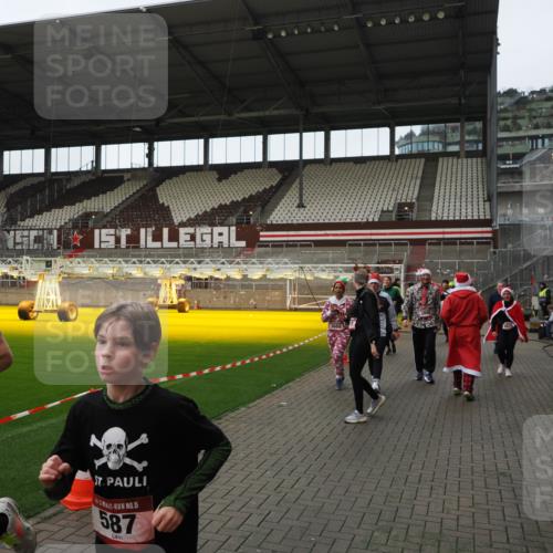 07.12.2025 - St. Pauli X-Mass-Run No. 15 Fabian Wolf http://msf.ph/oto/9424585 07.12.2025 12:07:58 Ziel 587, 849, 850, 1899, 2953, 2954, 3460, 3667, 3668, 3691, 3816, 3898, 3899, 4035, 4210, 4393, 4395, 4722, 4730 meine-sportfotos.de
