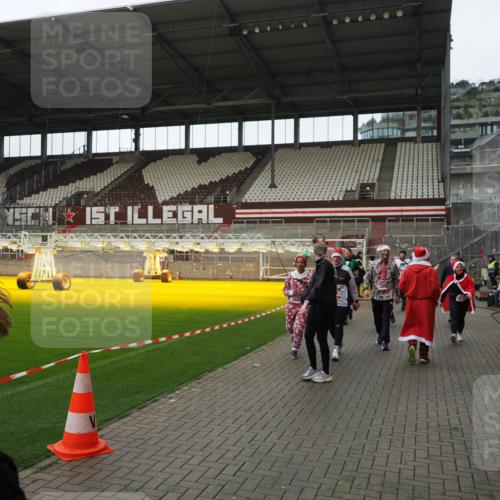 07.12.2025 - St. Pauli X-Mass-Run No. 15 Fabian Wolf http://msf.ph/oto/9424586 07.12.2025 12:07:58 Ziel 587, 849, 850, 1899, 2953, 2954, 3460, 3667, 3668, 3691, 3816, 3898, 3899, 4035, 4210, 4393, 4395, 4722, 4730 meine-sportfotos.de