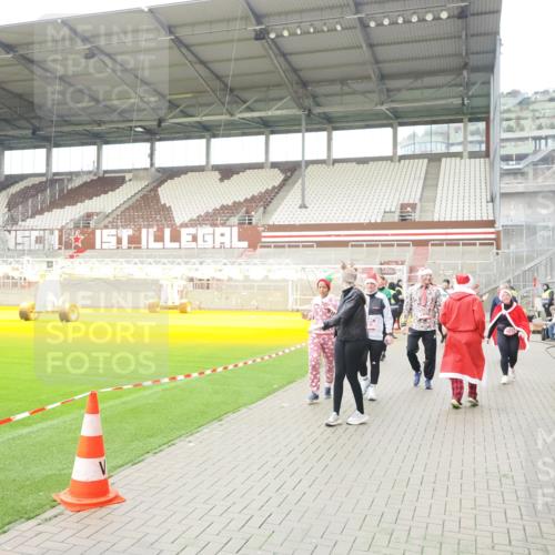 07.12.2025 - St. Pauli X-Mass-Run No. 15 Fabian Wolf http://msf.ph/oto/9424587 07.12.2025 12:07:59 Ziel 587, 849, 850, 1224, 1899, 2953, 2954, 3460, 3668, 3816, 3898, 3899, 4035, 4210, 4393, 4395, 4722, 4730 meine-sportfotos.de