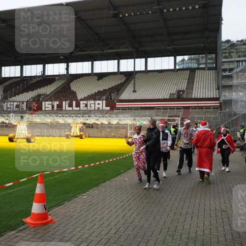 07.12.2025 - St. Pauli X-Mass-Run No. 15 Fabian Wolf http://msf.ph/oto/9424588 07.12.2025 12:07:59 Ziel 587, 849, 850, 1224, 1899, 2953, 2954, 3460, 3668, 3816, 3898, 3899, 4035, 4210, 4393, 4395, 4722, 4730 meine-sportfotos.de