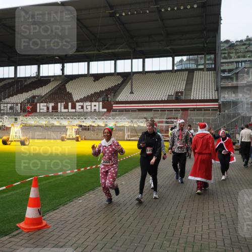07.12.2025 - St. Pauli X-Mass-Run No. 15 Fabian Wolf http://msf.ph/oto/9424589 07.12.2025 12:08:00 Ziel 587, 849, 850, 1224, 1899, 2953, 2954, 3460, 3668, 3816, 3898, 3899, 4035, 4393, 4395, 4722 meine-sportfotos.de