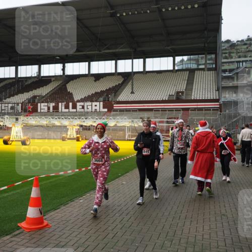 07.12.2025 - St. Pauli X-Mass-Run No. 15 Fabian Wolf http://msf.ph/oto/9424590 07.12.2025 12:08:00 Ziel 587, 849, 850, 1224, 1899, 2953, 2954, 3460, 3668, 3816, 3898, 3899, 4035, 4393, 4395, 4722 meine-sportfotos.de