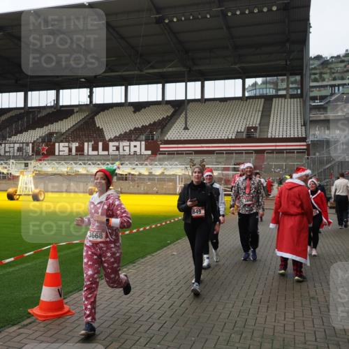07.12.2025 - St. Pauli X-Mass-Run No. 15 Fabian Wolf http://msf.ph/oto/9424592 07.12.2025 12:08:00 Ziel 587, 849, 850, 1224, 1899, 2953, 2954, 3460, 3668, 3816, 3898, 3899, 4035, 4393, 4395, 4722 meine-sportfotos.de