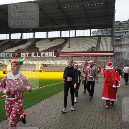 07.12.2025 - St. Pauli X-Mass-Run No. 15 Fabian Wolf http://msf.ph/oto/9424594 07.12.2025 12:08:01 Ziel 587, 849, 850, 1224, 1899, 2953, 2954, 3668, 3816, 3898, 3899, 4035, 4393, 4395, 4722 meine-sportfotos.de
