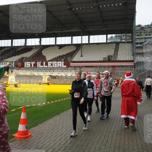 07.12.2025 - St. Pauli X-Mass-Run No. 15 Fabian Wolf http://msf.ph/oto/9424595 07.12.2025 12:08:01 Ziel 587, 849, 850, 1224, 1899, 2953, 2954, 3668, 3816, 3898, 3899, 4035, 4393, 4395, 4722 meine-sportfotos.de