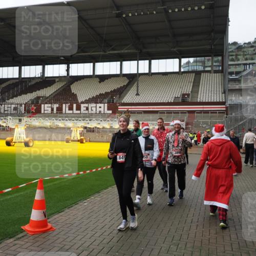 07.12.2025 - St. Pauli X-Mass-Run No. 15 Fabian Wolf http://msf.ph/oto/9424596 07.12.2025 12:08:01 Ziel 587, 849, 850, 1224, 1899, 2953, 2954, 3668, 3816, 3898, 3899, 4035, 4393, 4395, 4722 meine-sportfotos.de