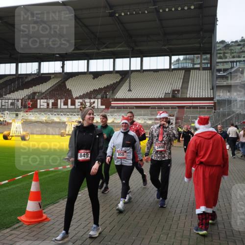 07.12.2025 - St. Pauli X-Mass-Run No. 15 Fabian Wolf http://msf.ph/oto/9424598 07.12.2025 12:08:02 Ziel 587, 849, 850, 1224, 1899, 2953, 2954, 3668, 3816, 3898, 3899, 4035, 4393, 4395, 4722 meine-sportfotos.de