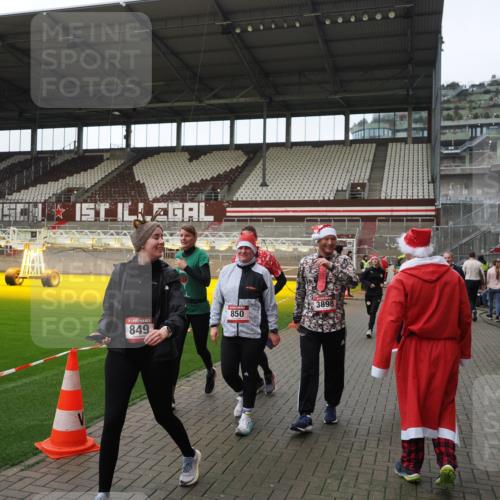 07.12.2025 - St. Pauli X-Mass-Run No. 15 Fabian Wolf http://msf.ph/oto/9424599 07.12.2025 12:08:02 Ziel 587, 849, 850, 1224, 1899, 2953, 2954, 3668, 3816, 3898, 3899, 4035, 4393, 4395, 4722 meine-sportfotos.de