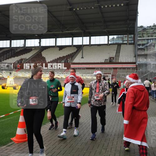 07.12.2025 - St. Pauli X-Mass-Run No. 15 Fabian Wolf http://msf.ph/oto/9424600 07.12.2025 12:08:02 Ziel 587, 849, 850, 1224, 1899, 2953, 2954, 3668, 3816, 3898, 3899, 4035, 4393, 4395, 4722 meine-sportfotos.de