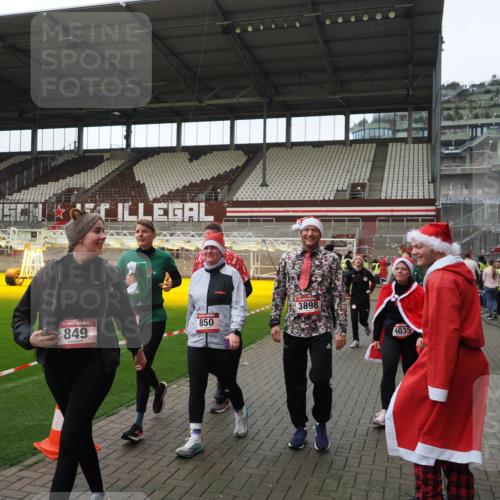 07.12.2025 - St. Pauli X-Mass-Run No. 15 Fabian Wolf http://msf.ph/oto/9424601 07.12.2025 12:08:02 Ziel 587, 849, 850, 1224, 1899, 2953, 2954, 3668, 3816, 3898, 3899, 4035, 4393, 4395, 4722 meine-sportfotos.de