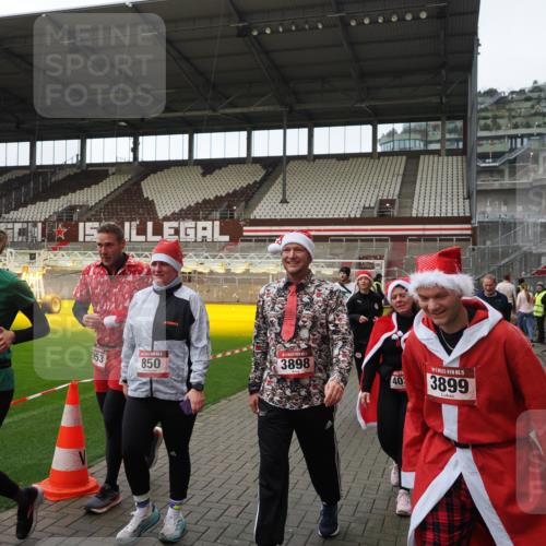 07.12.2025 - St. Pauli X-Mass-Run No. 15 Fabian Wolf http://msf.ph/oto/9424603 07.12.2025 12:08:03 Ziel 587, 849, 850, 1224, 1899, 2953, 2954, 3668, 3898, 3899, 4035, 4393, 4395, 4722 meine-sportfotos.de