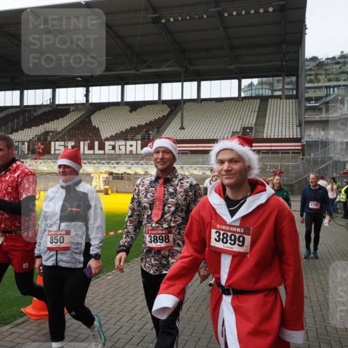 07.12.2025 - St. Pauli X-Mass-Run No. 15 Fabian Wolf http://msf.ph/oto/9424605 07.12.2025 12:08:03 Ziel 587, 849, 850, 1224, 1899, 2953, 2954, 3668, 3898, 3899, 4035, 4393, 4395, 4722 meine-sportfotos.de