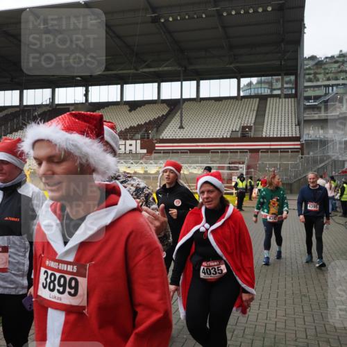 07.12.2025 - St. Pauli X-Mass-Run No. 15 Fabian Wolf http://msf.ph/oto/9424608 07.12.2025 12:08:04 Ziel 587, 849, 850, 1224, 1899, 2953, 2954, 3668, 3898, 3899, 4035, 4393, 4395, 4722 meine-sportfotos.de