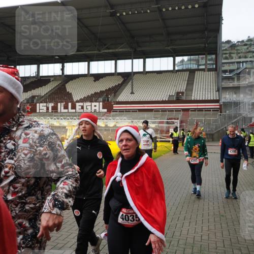 07.12.2025 - St. Pauli X-Mass-Run No. 15 Fabian Wolf http://msf.ph/oto/9424610 07.12.2025 12:08:04 Ziel 587, 849, 850, 1224, 1899, 2953, 2954, 3668, 3898, 3899, 4035, 4393, 4395, 4722 meine-sportfotos.de