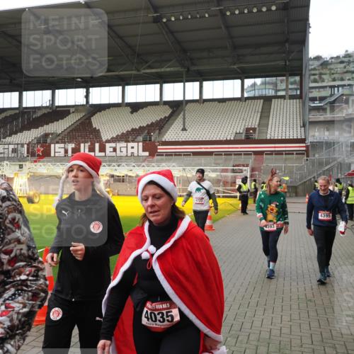 07.12.2025 - St. Pauli X-Mass-Run No. 15 Fabian Wolf http://msf.ph/oto/9424611 07.12.2025 12:08:05 Ziel 587, 849, 850, 1224, 1899, 2953, 2954, 3668, 3898, 3899, 4035, 4393, 4395, 4722 meine-sportfotos.de