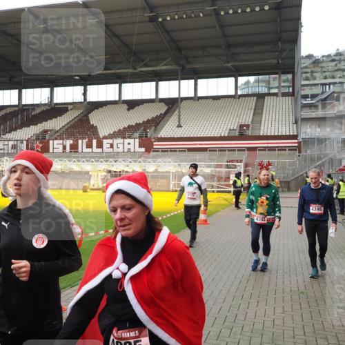 07.12.2025 - St. Pauli X-Mass-Run No. 15 Fabian Wolf http://msf.ph/oto/9424612 07.12.2025 12:08:05 Ziel 587, 849, 850, 1224, 1899, 2953, 2954, 3668, 3898, 3899, 4035, 4393, 4395, 4722 meine-sportfotos.de