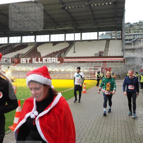 07.12.2025 - St. Pauli X-Mass-Run No. 15 Fabian Wolf http://msf.ph/oto/9424613 07.12.2025 12:08:05 Ziel 587, 849, 850, 1224, 1899, 2953, 2954, 3668, 3898, 3899, 4035, 4393, 4395, 4722 meine-sportfotos.de