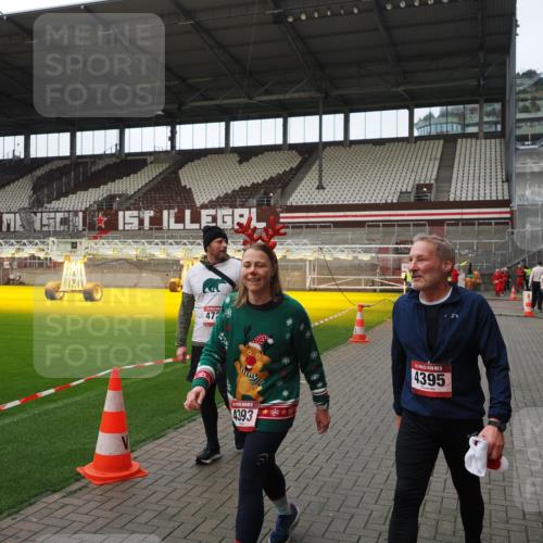 07.12.2025 - St. Pauli X-Mass-Run No. 15 Fabian Wolf http://msf.ph/oto/9424617 07.12.2025 12:08:08 Ziel 587, 1224, 1899, 2953, 2954, 3668, 3898, 3899, 4035, 4393, 4395, 4722 meine-sportfotos.de