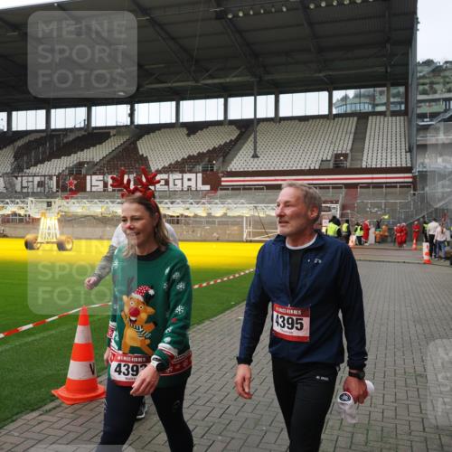 07.12.2025 - St. Pauli X-Mass-Run No. 15 Fabian Wolf http://msf.ph/oto/9424619 07.12.2025 12:08:08 Ziel 587, 1224, 1899, 2953, 2954, 3668, 3898, 3899, 4035, 4393, 4395, 4722 meine-sportfotos.de