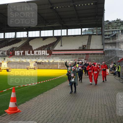 07.12.2025 - St. Pauli X-Mass-Run No. 15 Fabian Wolf http://msf.ph/oto/9424622 07.12.2025 12:08:18 Ziel 325, 334, 1224, 1940, 1943, 3397, 3609, 3861, 3867, 4212, 4213, 4214, 4215, 4269, 4271, 4272, 4292 meine-sportfotos.de