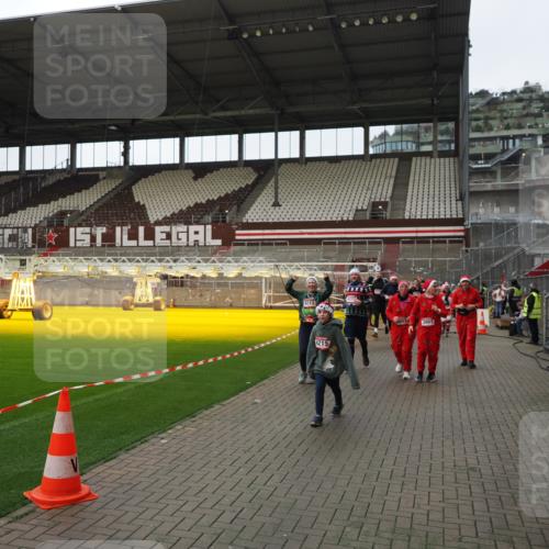 07.12.2025 - St. Pauli X-Mass-Run No. 15 Fabian Wolf http://msf.ph/oto/9424623 07.12.2025 12:08:18 Ziel 325, 334, 1224, 1940, 1943, 3397, 3609, 3861, 3867, 4212, 4213, 4214, 4215, 4269, 4271, 4272, 4292 meine-sportfotos.de