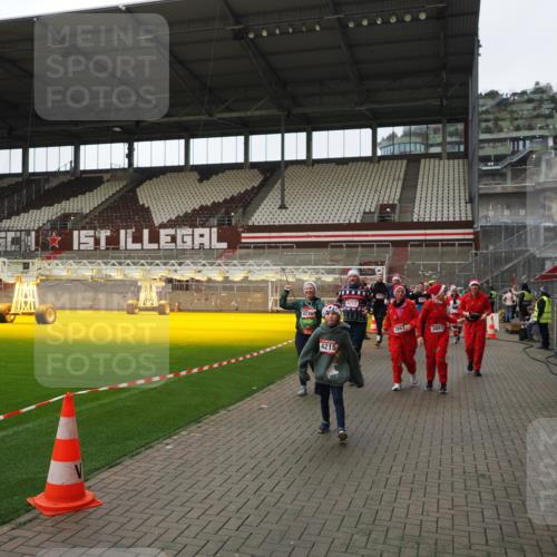 07.12.2025 - St. Pauli X-Mass-Run No. 15 Fabian Wolf http://msf.ph/oto/9424624 07.12.2025 12:08:19 Ziel 325, 334, 1224, 1493, 1514, 1940, 1943, 3397, 3609, 3861, 3867, 4212, 4213, 4214, 4215, 4269, 4271, 4272, 4292 meine-sportfotos.de