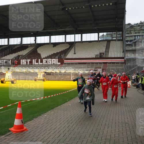 07.12.2025 - St. Pauli X-Mass-Run No. 15 Fabian Wolf http://msf.ph/oto/9424625 07.12.2025 12:08:19 Ziel 325, 334, 1224, 1493, 1514, 1940, 1943, 3397, 3609, 3861, 3867, 4212, 4213, 4214, 4215, 4269, 4271, 4272, 4292 meine-sportfotos.de