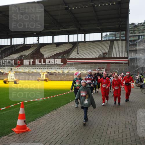07.12.2025 - St. Pauli X-Mass-Run No. 15 Fabian Wolf http://msf.ph/oto/9424627 07.12.2025 12:08:20 Ziel 325, 334, 1493, 1514, 1940, 1943, 3397, 3609, 3861, 3867, 4212, 4213, 4214, 4215, 4269, 4271, 4272, 4292 meine-sportfotos.de