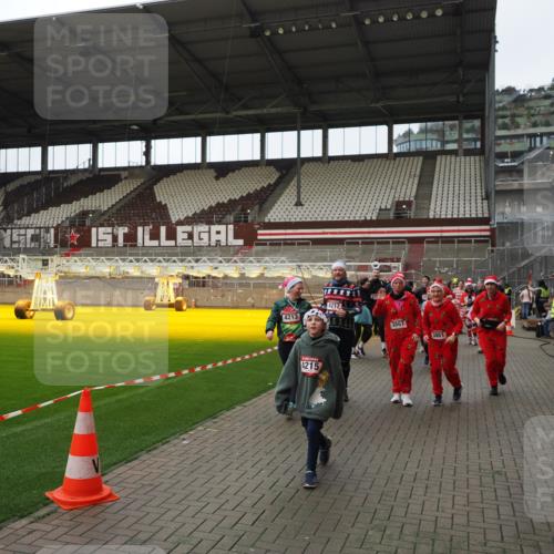 07.12.2025 - St. Pauli X-Mass-Run No. 15 Fabian Wolf http://msf.ph/oto/9424628 07.12.2025 12:08:20 Ziel 325, 334, 1493, 1514, 1940, 1943, 3397, 3609, 3861, 3867, 4212, 4213, 4214, 4215, 4269, 4271, 4272, 4292 meine-sportfotos.de