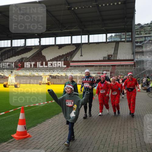 07.12.2025 - St. Pauli X-Mass-Run No. 15 Fabian Wolf http://msf.ph/oto/9424632 07.12.2025 12:08:21 Ziel 325, 334, 1493, 1514, 1940, 1943, 3397, 3609, 3861, 3867, 4212, 4213, 4214, 4215, 4269, 4271, 4272, 4292, 4711, 4717 meine-sportfotos.de