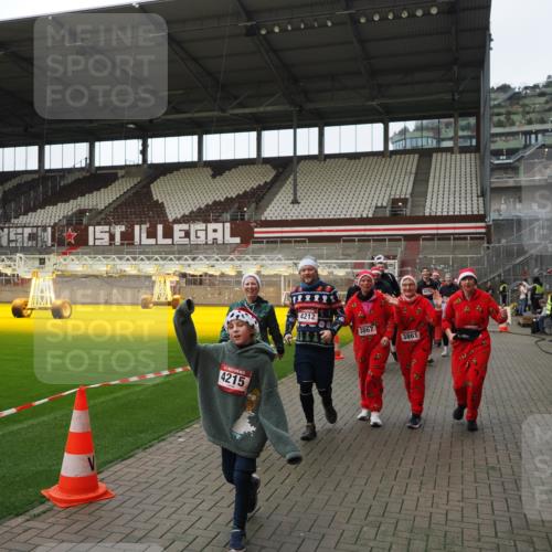 07.12.2025 - St. Pauli X-Mass-Run No. 15 Fabian Wolf http://msf.ph/oto/9424633 07.12.2025 12:08:21 Ziel 325, 334, 1493, 1514, 1940, 1943, 3397, 3609, 3861, 3867, 4212, 4213, 4214, 4215, 4269, 4271, 4272, 4292, 4711, 4717 meine-sportfotos.de