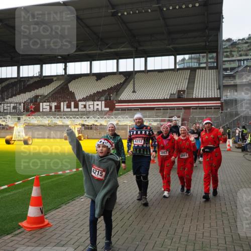 07.12.2025 - St. Pauli X-Mass-Run No. 15 Fabian Wolf http://msf.ph/oto/9424634 07.12.2025 12:08:21 Ziel 325, 334, 1493, 1514, 1940, 1943, 3397, 3609, 3861, 3867, 4212, 4213, 4214, 4215, 4269, 4271, 4272, 4292, 4711, 4717 meine-sportfotos.de