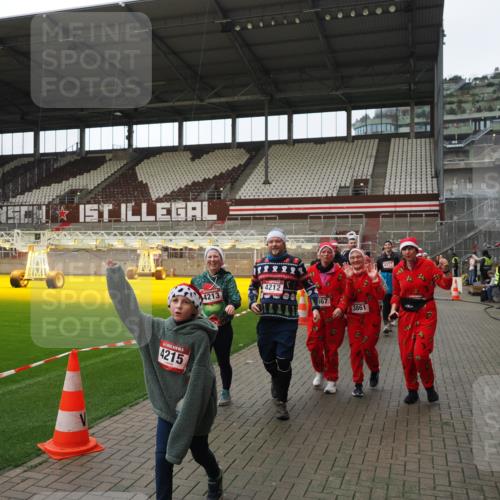 07.12.2025 - St. Pauli X-Mass-Run No. 15 Fabian Wolf http://msf.ph/oto/9424635 07.12.2025 12:08:21 Ziel 325, 334, 1493, 1514, 1940, 1943, 3397, 3609, 3861, 3867, 4212, 4213, 4214, 4215, 4269, 4271, 4272, 4292, 4711, 4717 meine-sportfotos.de