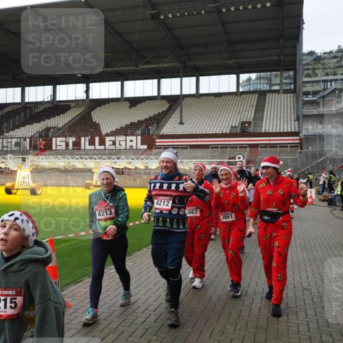 07.12.2025 - St. Pauli X-Mass-Run No. 15 Fabian Wolf http://msf.ph/oto/9424636 07.12.2025 12:08:22 Ziel 325, 334, 1493, 1514, 1940, 1943, 3397, 3609, 3861, 3867, 4212, 4213, 4214, 4215, 4269, 4271, 4272, 4292, 4711, 4717 meine-sportfotos.de