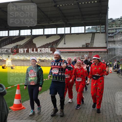 07.12.2025 - St. Pauli X-Mass-Run No. 15 Fabian Wolf http://msf.ph/oto/9424637 07.12.2025 12:08:22 Ziel 325, 334, 1493, 1514, 1940, 1943, 3397, 3609, 3861, 3867, 4212, 4213, 4214, 4215, 4269, 4271, 4272, 4292, 4711, 4717 meine-sportfotos.de