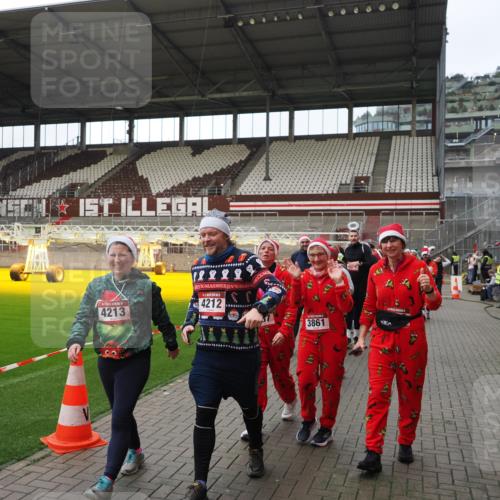07.12.2025 - St. Pauli X-Mass-Run No. 15 Fabian Wolf http://msf.ph/oto/9424638 07.12.2025 12:08:23 Ziel 325, 334, 1493, 1514, 1940, 1943, 3397, 3609, 3861, 3867, 4212, 4213, 4214, 4215, 4269, 4271, 4272, 4292, 4711, 4712, 4717 meine-sportfotos.de