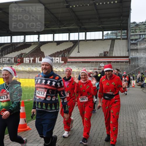 07.12.2025 - St. Pauli X-Mass-Run No. 15 Fabian Wolf http://msf.ph/oto/9424641 07.12.2025 12:08:23 Ziel 325, 334, 1493, 1514, 1940, 1943, 3397, 3609, 3861, 3867, 4212, 4213, 4214, 4215, 4269, 4271, 4272, 4292, 4711, 4712, 4717 meine-sportfotos.de
