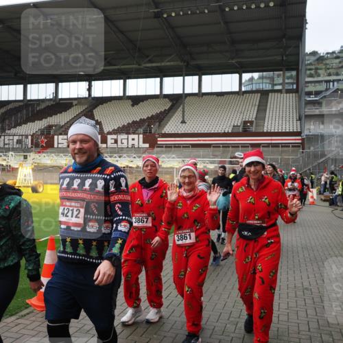 07.12.2025 - St. Pauli X-Mass-Run No. 15 Fabian Wolf http://msf.ph/oto/9424642 07.12.2025 12:08:23 Ziel 325, 334, 1493, 1514, 1940, 1943, 3397, 3609, 3861, 3867, 4212, 4213, 4214, 4215, 4269, 4271, 4272, 4292, 4711, 4712, 4717 meine-sportfotos.de