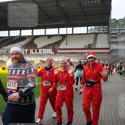 07.12.2025 - St. Pauli X-Mass-Run No. 15 Fabian Wolf http://msf.ph/oto/9424643 07.12.2025 12:08:24 Ziel 325, 334, 1493, 1514, 1940, 1943, 3397, 3609, 3861, 3867, 4212, 4213, 4214, 4215, 4269, 4271, 4272, 4292, 4711, 4712, 4717 meine-sportfotos.de