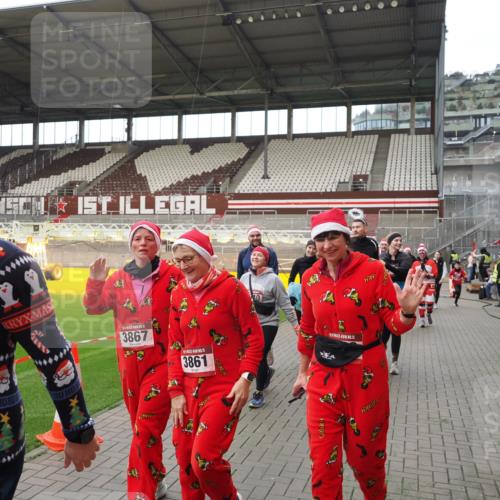 07.12.2025 - St. Pauli X-Mass-Run No. 15 Fabian Wolf http://msf.ph/oto/9424645 07.12.2025 12:08:24 Ziel 325, 334, 1493, 1514, 1940, 1943, 3397, 3609, 3861, 3867, 4212, 4213, 4214, 4215, 4269, 4271, 4272, 4292, 4711, 4712, 4717 meine-sportfotos.de
