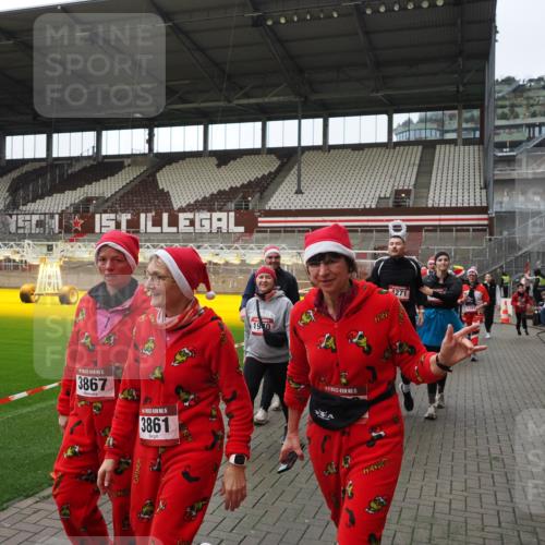 07.12.2025 - St. Pauli X-Mass-Run No. 15 Fabian Wolf http://msf.ph/oto/9424647 07.12.2025 12:08:24 Ziel 325, 334, 1493, 1514, 1940, 1943, 3397, 3609, 3861, 3867, 4212, 4213, 4214, 4215, 4269, 4271, 4272, 4292, 4711, 4712, 4717 meine-sportfotos.de