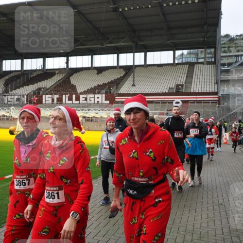 07.12.2025 - St. Pauli X-Mass-Run No. 15 Fabian Wolf http://msf.ph/oto/9424648 07.12.2025 12:08:25 Ziel 325, 334, 1493, 1514, 1940, 1943, 3141, 3397, 3609, 3861, 3867, 4212, 4213, 4214, 4215, 4269, 4271, 4272, 4292, 4711, 4712, 4717 meine-sportfotos.de