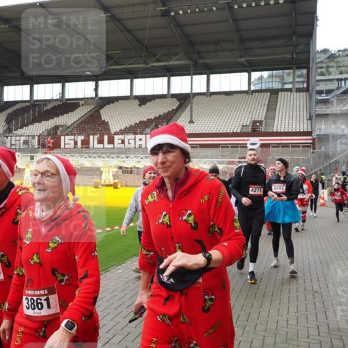 07.12.2025 - St. Pauli X-Mass-Run No. 15 Fabian Wolf http://msf.ph/oto/9424649 07.12.2025 12:08:25 Ziel 325, 334, 1493, 1514, 1940, 1943, 3141, 3397, 3609, 3861, 3867, 4212, 4213, 4214, 4215, 4269, 4271, 4272, 4292, 4711, 4712, 4717 meine-sportfotos.de