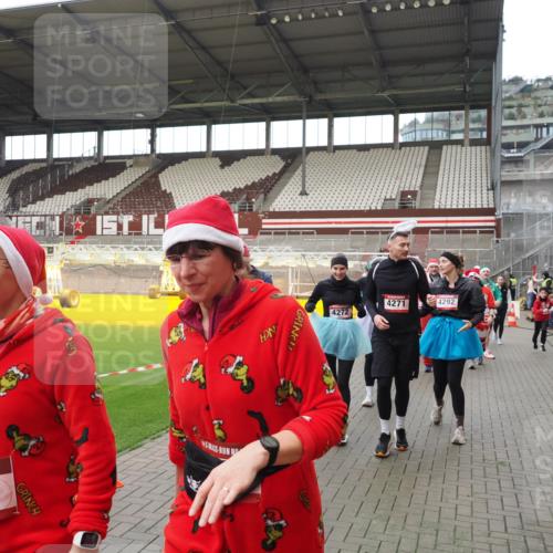 07.12.2025 - St. Pauli X-Mass-Run No. 15 Fabian Wolf http://msf.ph/oto/9424650 07.12.2025 12:08:25 Ziel 325, 334, 1493, 1514, 1940, 1943, 3141, 3397, 3609, 3861, 3867, 4212, 4213, 4214, 4215, 4269, 4271, 4272, 4292, 4711, 4712, 4717 meine-sportfotos.de