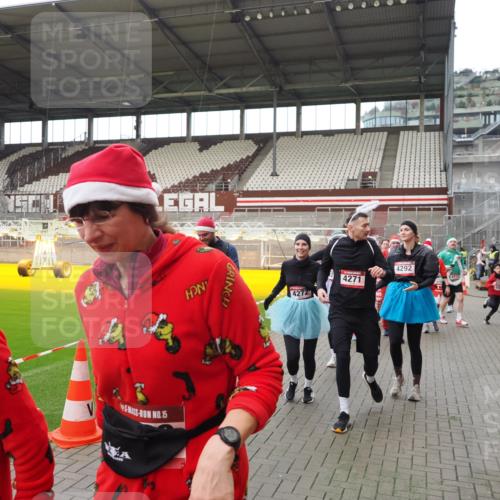 07.12.2025 - St. Pauli X-Mass-Run No. 15 Fabian Wolf http://msf.ph/oto/9424651 07.12.2025 12:08:25 Ziel 325, 334, 1493, 1514, 1940, 1943, 3141, 3397, 3609, 3861, 3867, 4212, 4213, 4214, 4215, 4269, 4271, 4272, 4292, 4711, 4712, 4717 meine-sportfotos.de