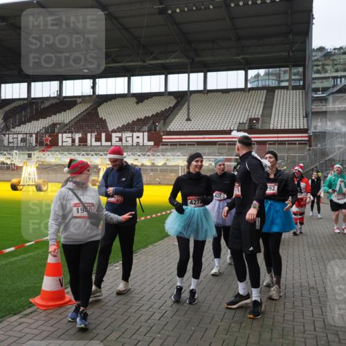 07.12.2025 - St. Pauli X-Mass-Run No. 15 Fabian Wolf http://msf.ph/oto/9424652 07.12.2025 12:08:26 Ziel 325, 334, 1493, 1514, 1940, 1943, 3141, 3397, 3609, 3861, 3867, 4212, 4213, 4214, 4215, 4269, 4271, 4272, 4292, 4711, 4712, 4717 meine-sportfotos.de