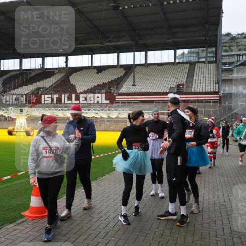 07.12.2025 - St. Pauli X-Mass-Run No. 15 Fabian Wolf http://msf.ph/oto/9424653 07.12.2025 12:08:26 Ziel 325, 334, 1493, 1514, 1940, 1943, 3141, 3397, 3609, 3861, 3867, 4212, 4213, 4214, 4215, 4269, 4271, 4272, 4292, 4711, 4712, 4717 meine-sportfotos.de