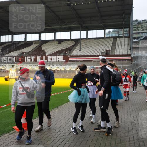 07.12.2025 - St. Pauli X-Mass-Run No. 15 Fabian Wolf http://msf.ph/oto/9424654 07.12.2025 12:08:26 Ziel 325, 334, 1493, 1514, 1940, 1943, 3141, 3397, 3609, 3861, 3867, 4212, 4213, 4214, 4215, 4269, 4271, 4272, 4292, 4711, 4712, 4717 meine-sportfotos.de