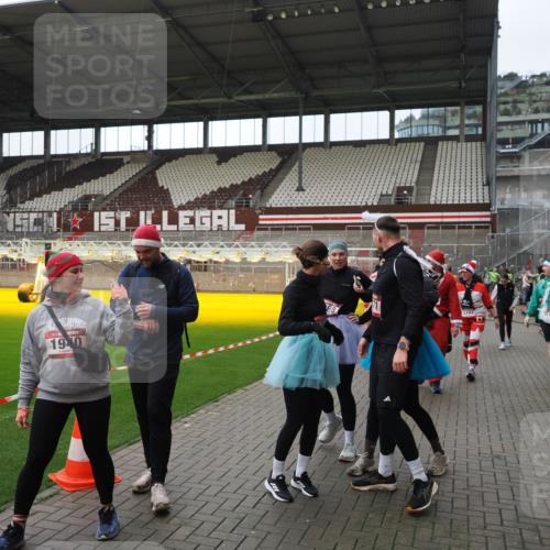 07.12.2025 - St. Pauli X-Mass-Run No. 15 Fabian Wolf http://msf.ph/oto/9424655 07.12.2025 12:08:27 Ziel 325, 334, 1493, 1514, 1940, 1943, 3141, 3397, 3609, 3861, 3867, 4212, 4213, 4214, 4215, 4269, 4271, 4272, 4292, 4711, 4712, 4717 meine-sportfotos.de