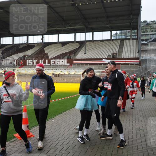 07.12.2025 - St. Pauli X-Mass-Run No. 15 Fabian Wolf http://msf.ph/oto/9424656 07.12.2025 12:08:27 Ziel 325, 334, 1493, 1514, 1940, 1943, 3141, 3397, 3609, 3861, 3867, 4212, 4213, 4214, 4215, 4269, 4271, 4272, 4292, 4711, 4712, 4717 meine-sportfotos.de